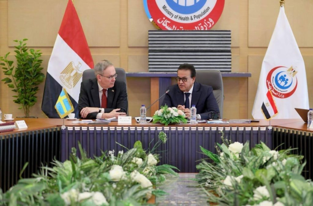 نائب رئيس الوزراء وزير الصحة يبحث مع سفير السويد التوسع بفرص الاستثمار في قطاع الرعاية الصحية