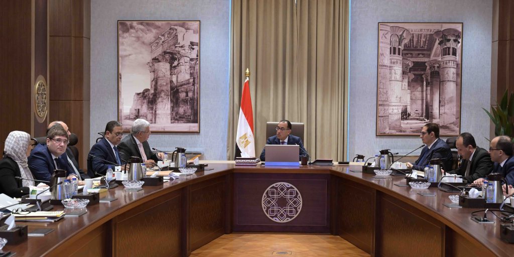 رئيس الوزراء يتابع استعدادات تشغيل المعهد القومي للأورام الجديد «مستشفى 500500» جانب من الاجتماع