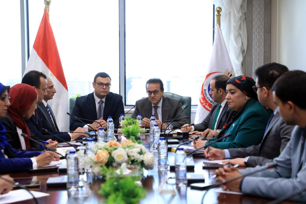 وزيرا الصحة والإسكان يبحثان تطورات تنفيذ المشروعات الجارية في عدد من المنشآت الطبية بالمحافظات جانب من الاجتماع