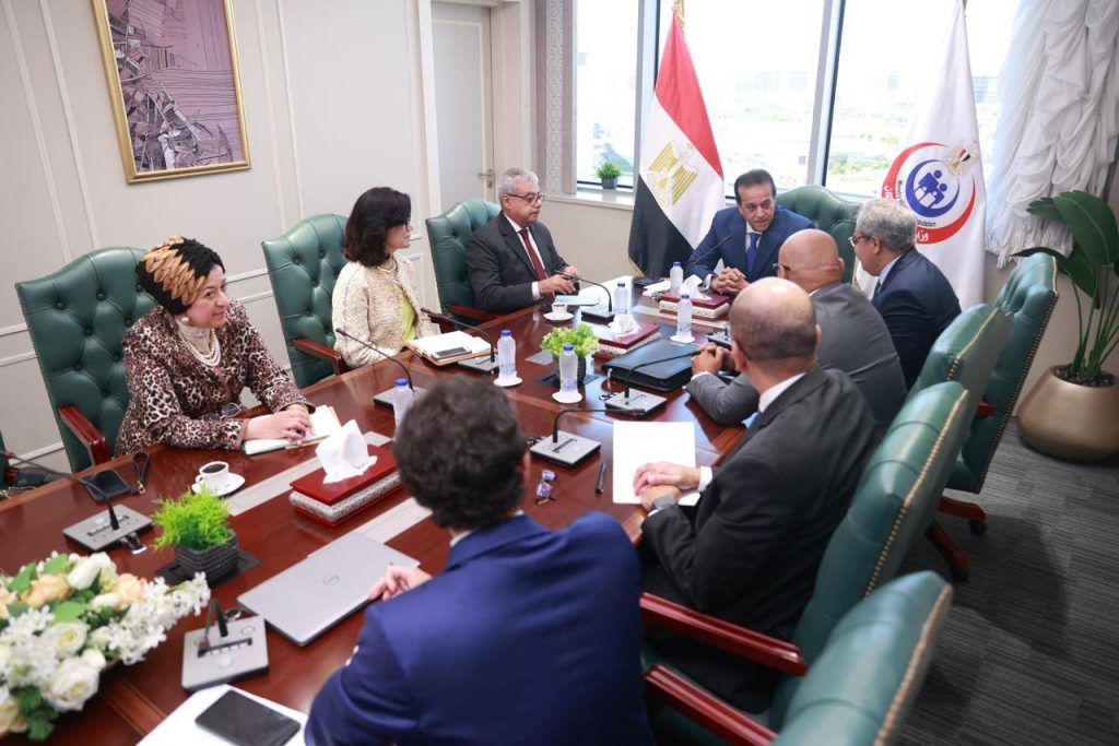 نائب رئيس الوزراء وزير الصحة يلتقي بالسفراء الجدد لبحث التعاون الصحي مع الدول المضيفة جانب من اللقاء