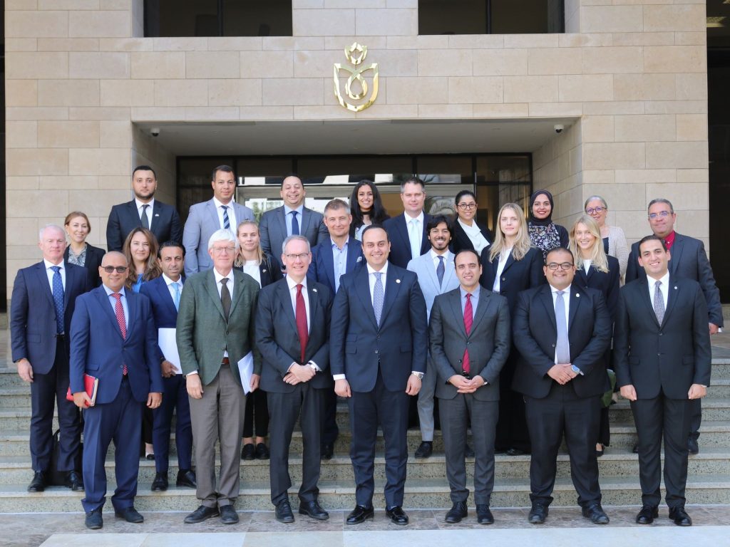 رئيس هيئة الرعاية الصحية يبحث مع سفير السويد وكبرى الشركات السويدية تعزيز الاستثمارات الصحية بمصر جانب من اللقاء