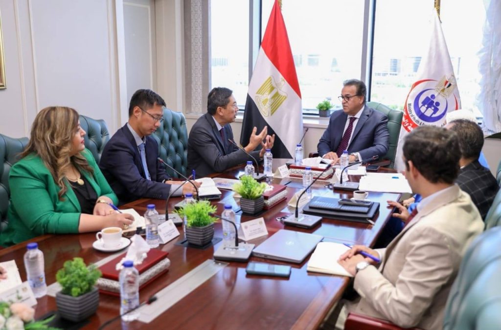نائب رئيس الوزراء وزير الصحة يبحث مع سفير سنغافورة تعزيز التعاون في الرعاية الصحية وتدريب الكوادر الطبية جانب من اللقاء