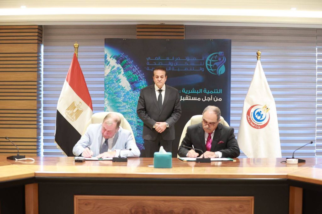 «فاكسيرا» توقع اتفاقية تعاون مع «بلتهوفن» الهولندية لنقل تكنولوجيا تصنيع لقاح شلل الأطفال بالحقن جانب من توقيع اتفاقية التعاون