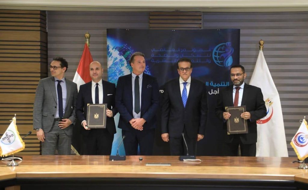 وزارة الصحة توقع اتفاقية مع «باير» العالمية لدعم مرضى سرطان البروستاتا ضمن مبادرة «100 مليون صحة» جانب من توقيع الاتفاقية