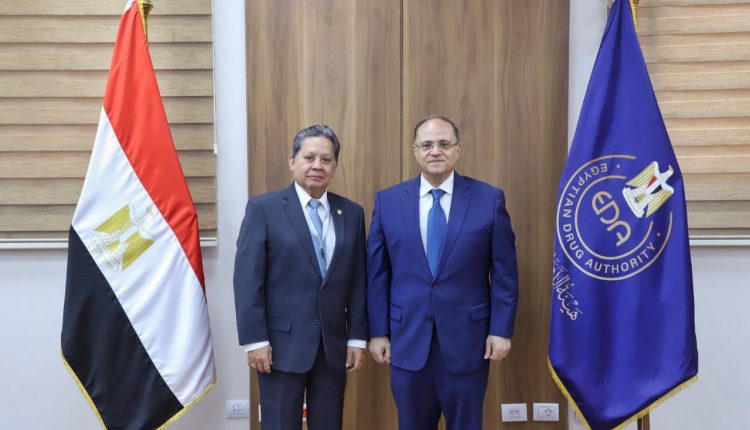 رئيس هيئة الدواء مع نائب وزير صحة بنما