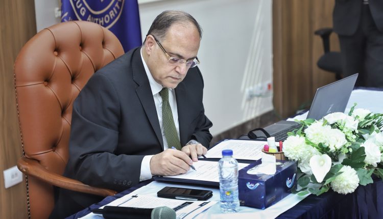 رئيس هيئة الدواء لحظة توقيع مذكرة التفاهم