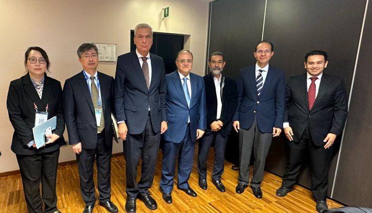 رئيسا هيئتي الدواء والشراء الموحد مع ممثلي إحدى الشركات متعددة الجنسيات