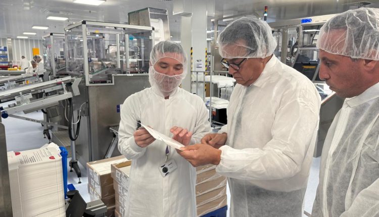 وزير الصحة داخل مصنع سانوفي في فرنسا