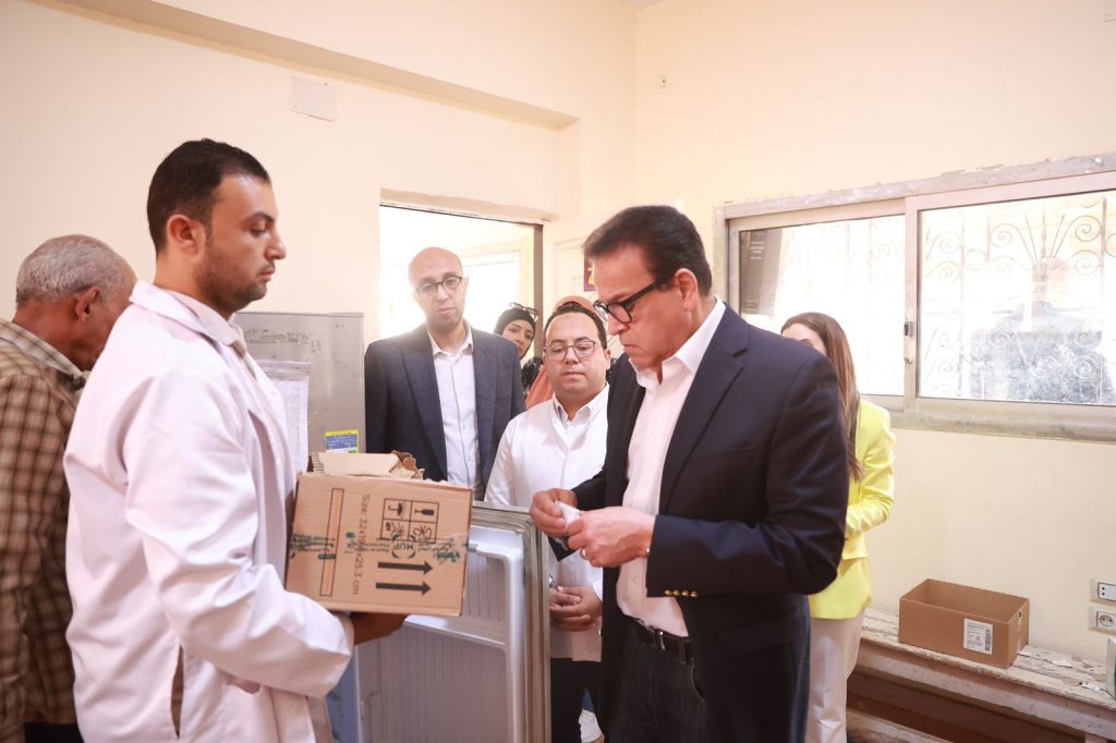 وزير الصحة يتفقد مستشفى بلبيس العام ويوجه بتوزيع القوى البشرية الزائدة على الأماكن الأكثر احتياجا وزير الصحة داخل مستشفى بلبيس العام