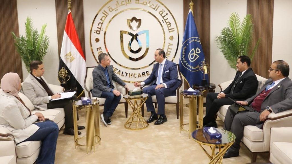هيئة الرعاية الصحية تبحث تعزيز التعاون مع الاتحاد الدولي للمستشفيات لتطوير الخدمات العلاجية جانب من الاجتماع
