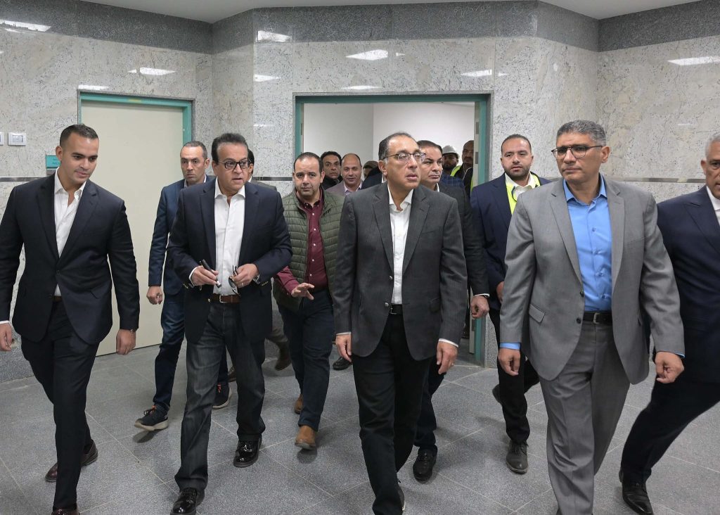 رئيس مجلس الوزراء يتفقد إنشاءات المبنى الجديد لمستشفى بولاق الدكرور العام جانب من الجولة