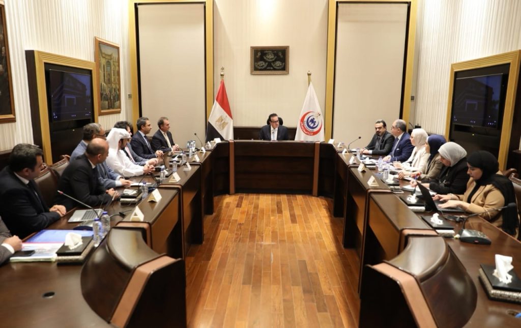 وزير الصحة يبحث مع «سكوب» الإماراتية تسريع إنشاء مصنع السرنجات ذاتية التدمير جانب من اللقاء