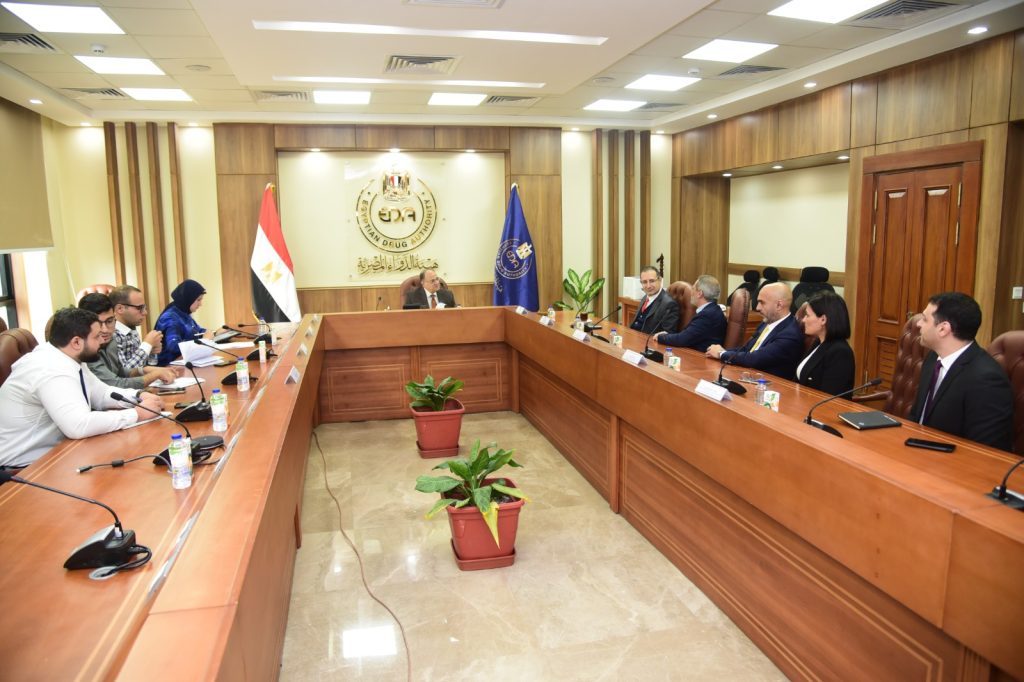 رئيس هيئة الدواء يستقبل وفد من «باير» لبحث توطين صناعة الدواء في مصر وتعزيز صادرات الأدوية المحلية رئيس هيئة الدواء مع وفد شركة باير
