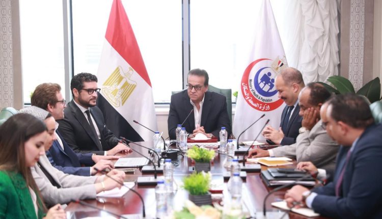 نائب رئيس مجلس الوزراء ووزير الصحة والسكان مع ممثلي شركة «ميدوك»