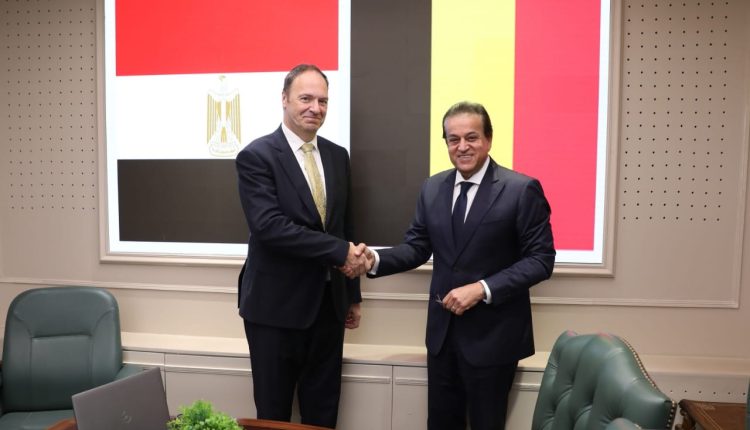 نائب رئيس الوزراء وزير الصحة مع السفير البلجيكي بالقاهرة