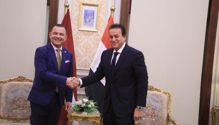 وزير الصحة ونظيره بدولة لاتفيا