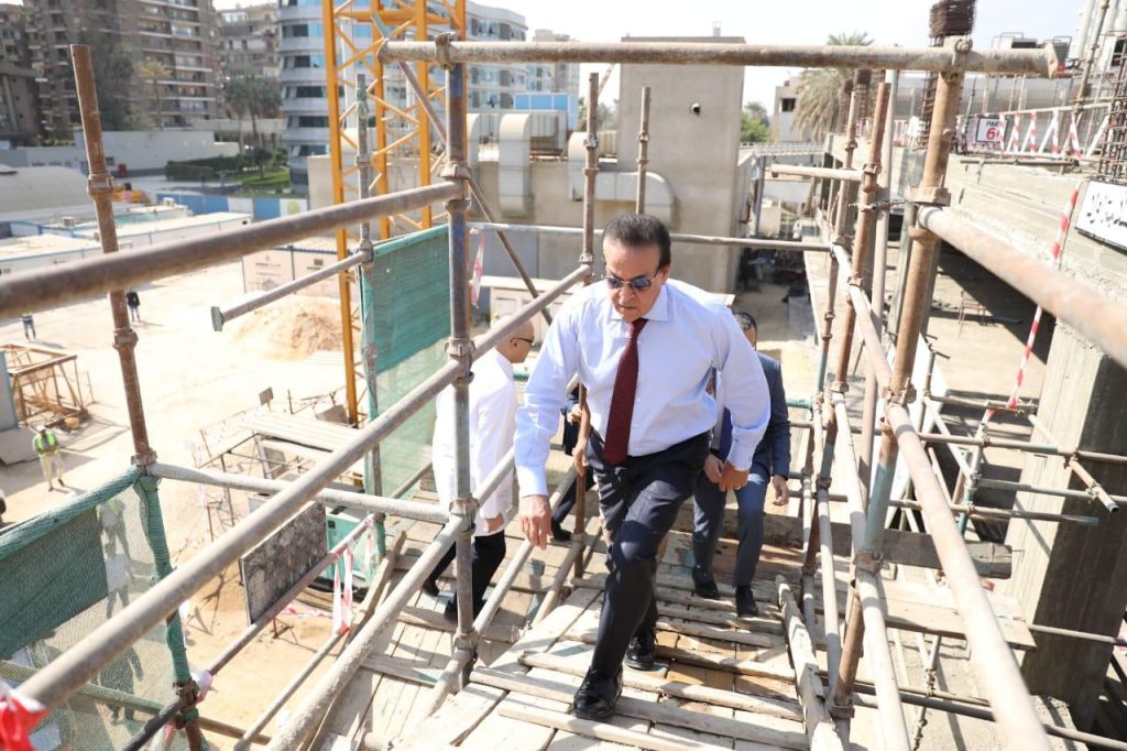 وزير الصحة يتفقد مبنى الامتداد الرئيسي لمعهد ناصر