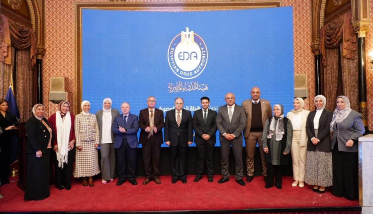 رئيس هيئة الدواء يكرم العاملين المتميزين