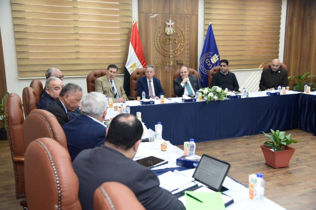 رئيس هيئة الدواء يبحث مع «نقابتي الأطباء والصيادلة» وغرفة صناعة الدواء تحديات «الدمغة الطبية» جانب من الاجتماع