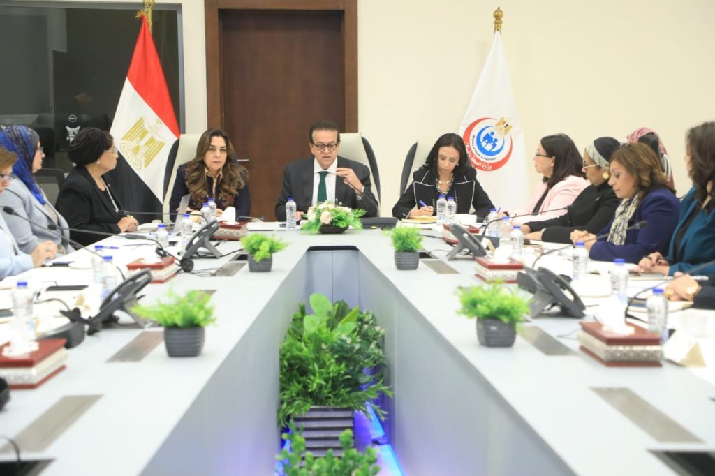 نائب رئيس الوزراء وزير الصحة يعقد اجتماعاً موسعاً لمتابعة تنفيذ محور التمكين الاقتصادي للمرأة جانب من الاجتماع
