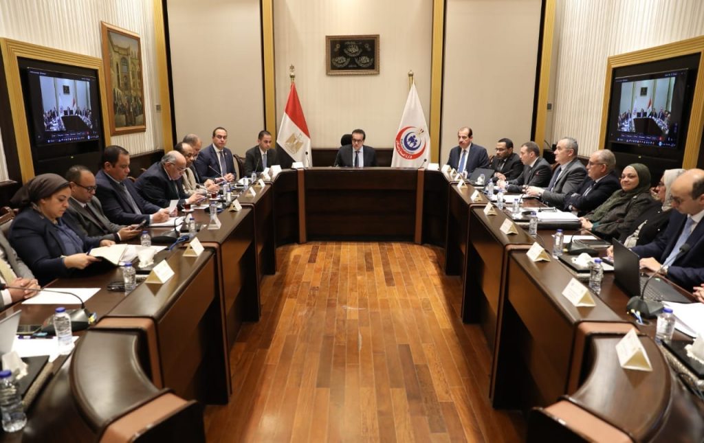 نائب رئيس الوزراء وزير الصحة يترأس اجتماع قيادات الوزارة لمتابعة الملفات الصحية وتعزيز جودة الخدمات جانب من الاجتماع