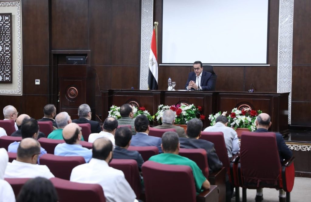وزير الصحة يؤكد ضرورة الحفاظ على استدامة توافر المستلزمات الطبية بمعهد القلب القومي جانب من اللقاء