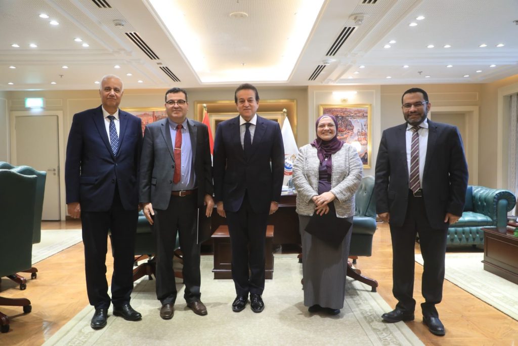 نائب رئيس الوزراء وزير الصحة يبحث تعزيز التعاون مع جامعة لويزفيل الأمريكية جانب من اللقاء