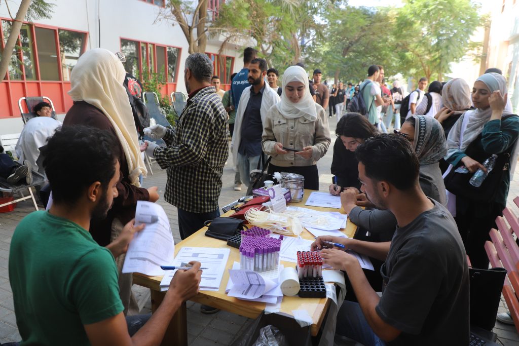 جانب من حملة طلاب الصيدلة للتبرع بالدم