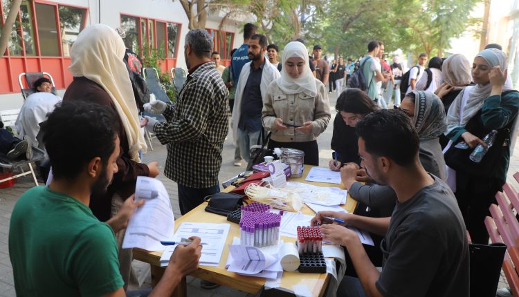 جانب من حملة طلاب الصيدلة للتبرع بالدم