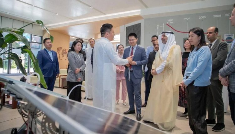 وزير الصحة السعودي يزور مقر الشركة