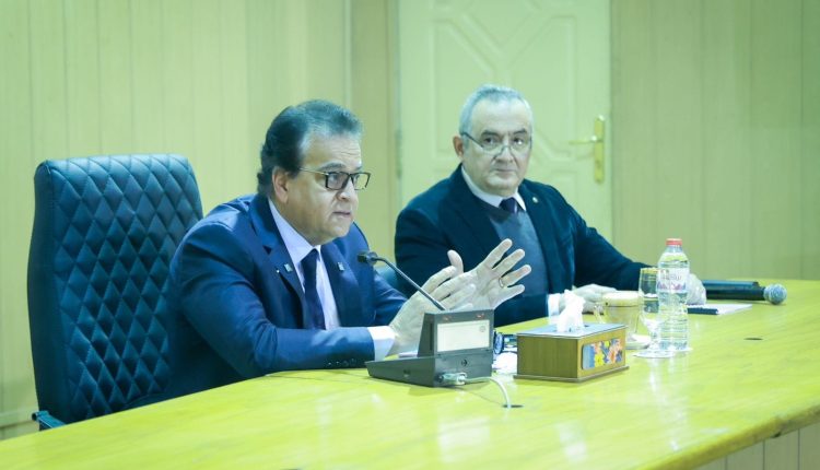 وزير الصحة خلال الاجتماع