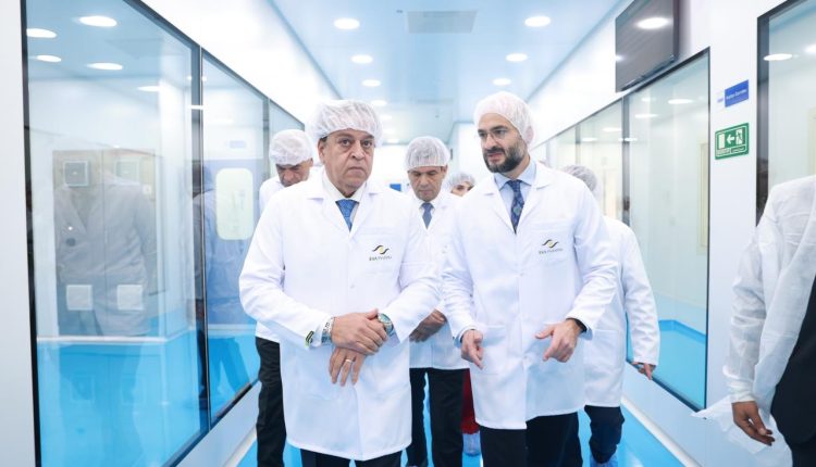وزير الصحة يتفقد مصنع إيفا فارما