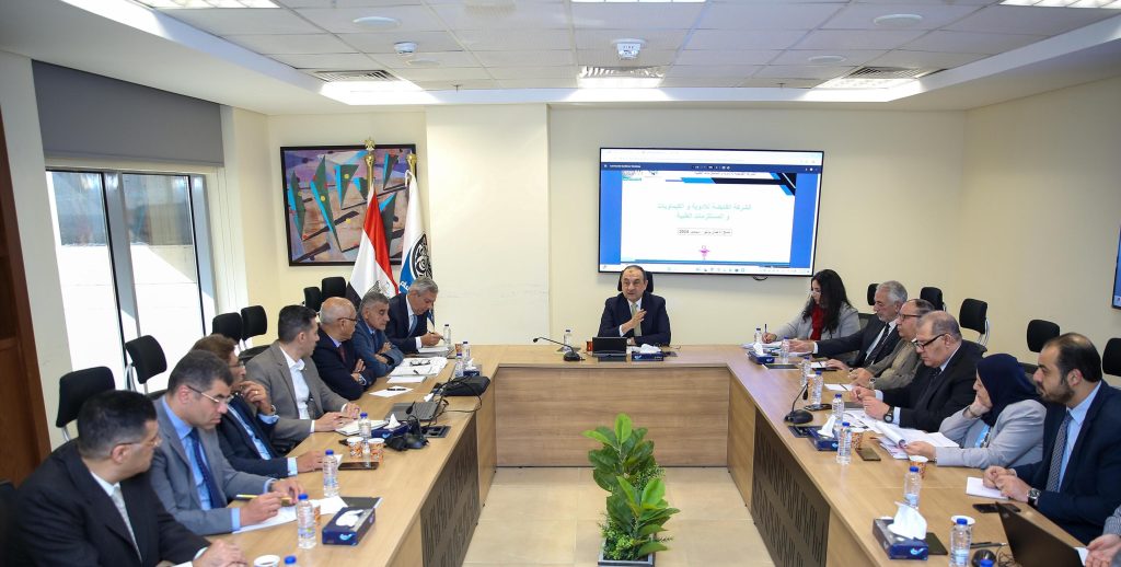 وزير قطاع الأعمال: تطوير وإضافة خطوط إنتاج جديدة بشركات الأدوية التابعة لتعزيز القدرات الإنتاجية جانب من الاجتماع