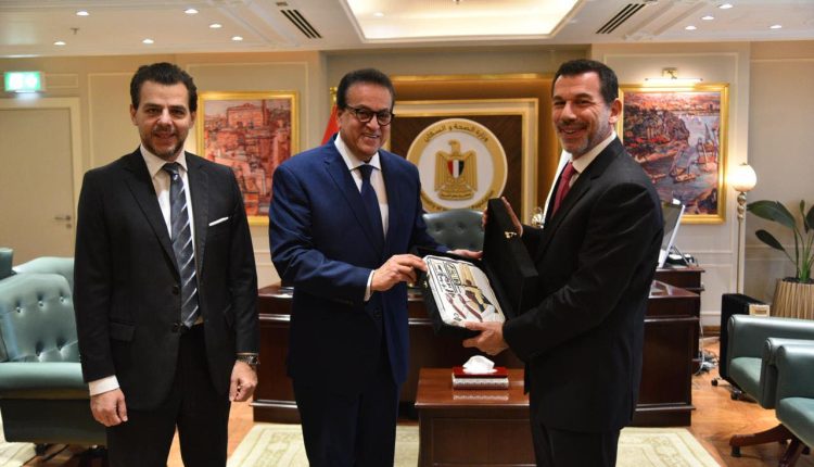 وزير الصحة يبحث الفرص الاستثمارية في القطاع الصحي مع وفد مجموعة «أثينا الطبية»