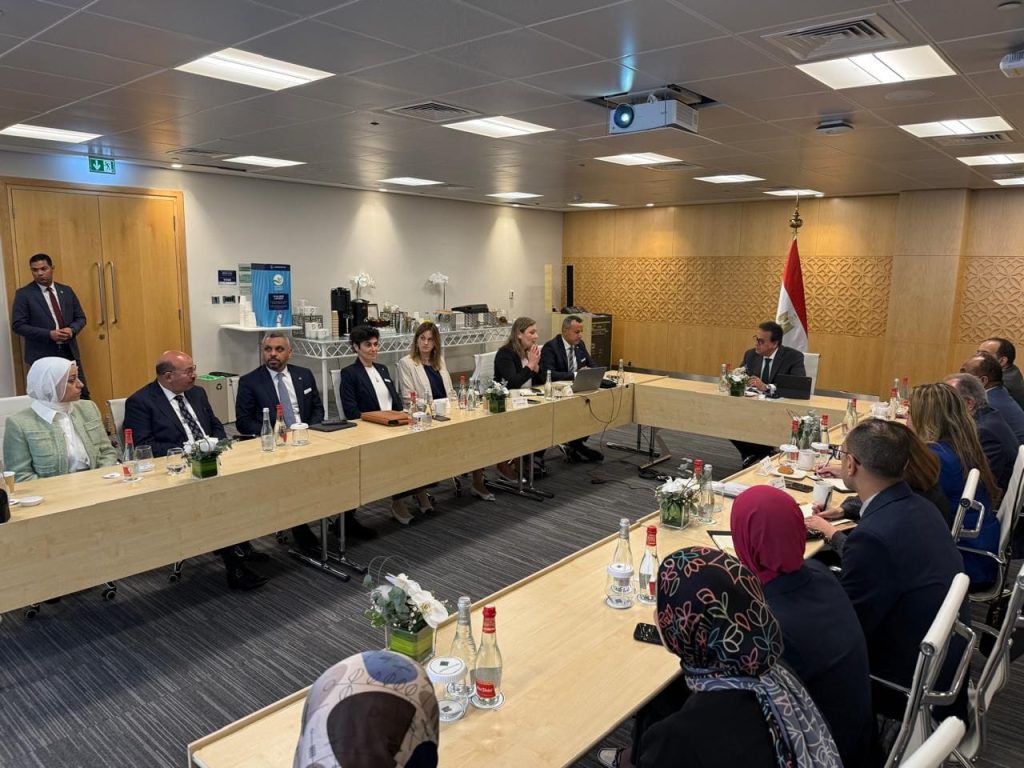 نائب رئيس الوزراء وزير الصحة يناقش التعاون مع «إنتيجروميد» في مجال التكنولوجيا الصحية جانب من الاجتماع