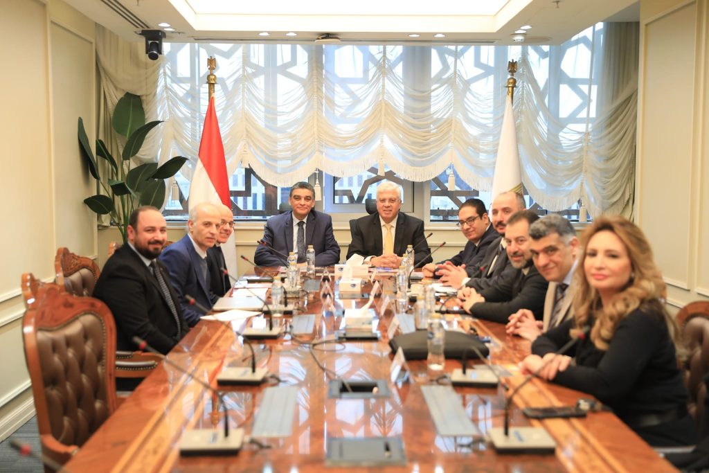 وزير التعليم العالي يبحث مع رئيس هيئة الشراء الموحد تأمين احتياجات المستشفيات الجامعية وتجهيز مستشفى 500500 جانب من الاجتماع
