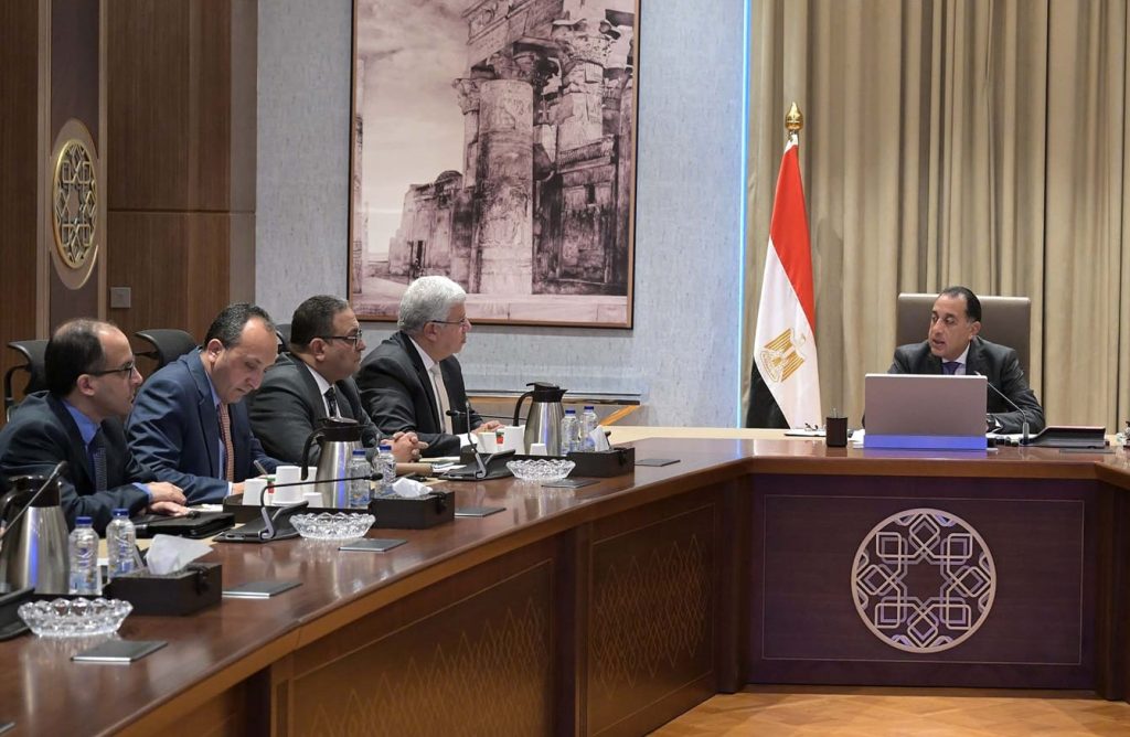 مجلس الوزراء يستعرض خطة تطوير مستشفيات «القصر العيني» وتحويله لـ«مجمع طبي عالمي» جانب من الاجتماع