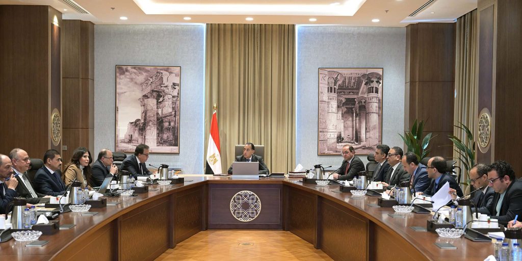 رئيس الوزراء يتابع موقف توافر الأدوية والمستلزمات الطبية وسداد مستحقات الشركات جانب من الاجتماع