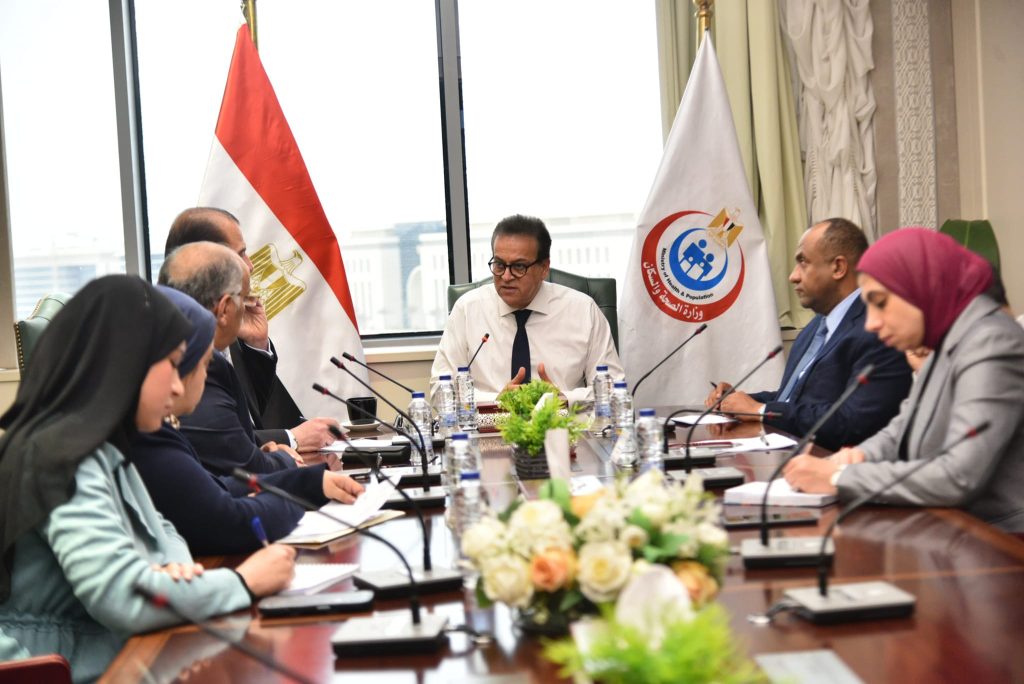 نائب رئيس الوزراء وزير الصحة يعقد اجتماعا مع قيادات الوزارة لمتابعة الجاهزية الصحية جانب من الاجتماع