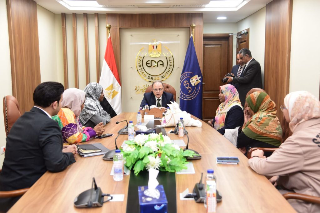 رئيس هيئة الدواء يستقبل مديرة مكتب المجلس القومي للأدوية والسموم السوداني جانب من الاجتماع