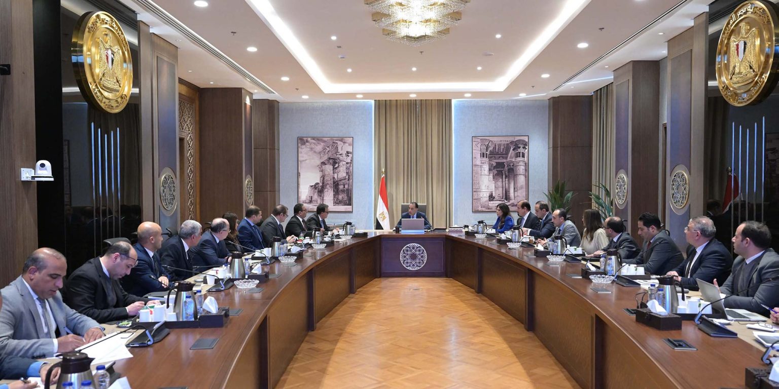 رئيس الوزراء يتابع الاستعدادات الجارية لبدء تطبيق المرحلة الثانية من منظومة التأمين الصحي الشامل جانب من اللقاء
