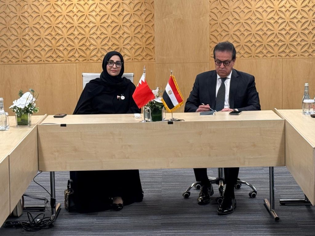 وزير الصحة يلتقي نظيرته البحرينية لتعزيز سبل التعاون وتبادل الخبرات في القطاع الصحي جانب من اللقاء