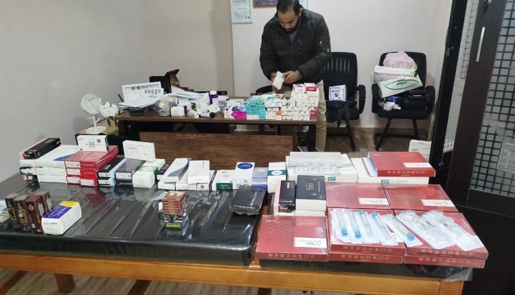 جانب من المضبوطات داخل العيادة