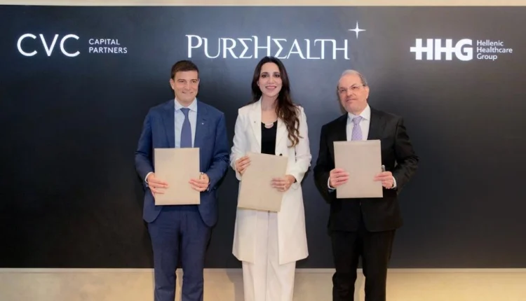 جانب من توقيع الصفقة