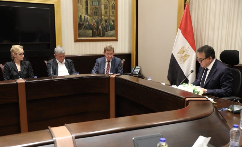 وزير الصحة يبحث سبل التعاون مع وفد اتحاد الصناعات بولاية بافاريا الألمانية لقاء وزير الصحة مع الوفد الألماني