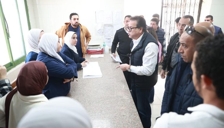 وزير الصحة داخل مستشفى السادات