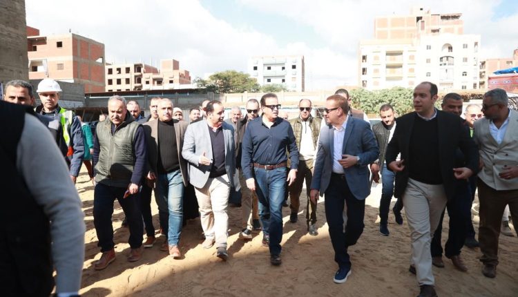 وزير الصحة ومحافظ المنوفية خلال الجولة