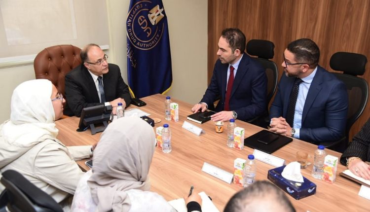 رئيس هيئة الدواء وممثلي ساندوز