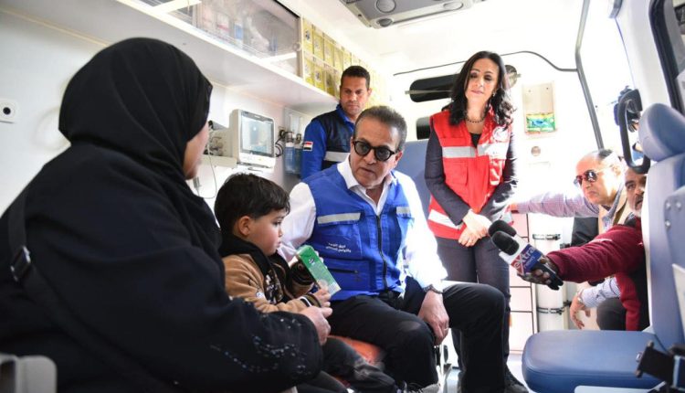 وزير الصحة يتفقد الحالة الصحية للمرضى والمصابين بمعبر رفح البري