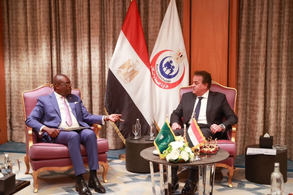وزير الصحة يبحث مع المدير العام للمركز الأفريقي لمكافحة الأمراض سبل التعاون المشترك جانب من الاجتماع